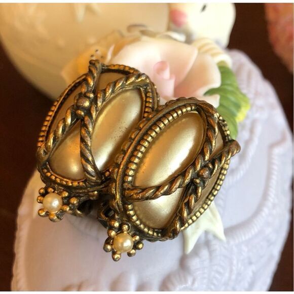 REGAL - 🎉HP🎉 Vintage Regal Gothic-Style Oval Faux Pearl Chunky Clip-Ons - Picture 1 of 16